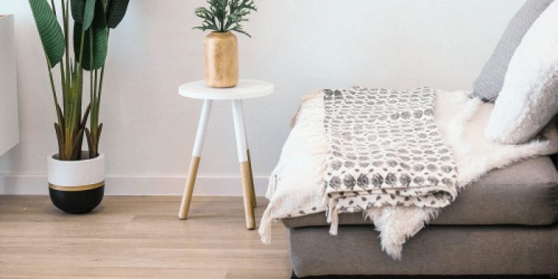 Pequeño sofá con manta